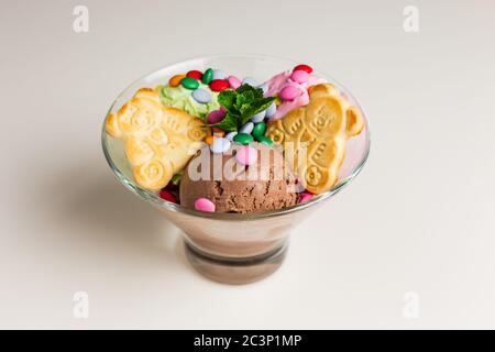 Eisbecher Das Lustige Eis Maus Auf Weissem Hintergrund Stockfotografie Alamy