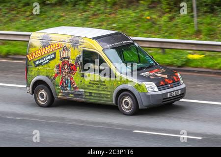2009 Ford Transit Connect T230 L90; Warhammer Game Store Vehicular Traffic Moving Vehicular Vehicular Traffic Fahrzeuge, Autos fahren auf britischen Straßen, Motoren, Fahren auf der Autobahn M6 Stockfoto
