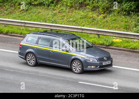 2012 VW Volkswagen Passat Highline TDI Blue; Fahrzeugverkehr Fahrzeuge, Autos, die Fahrzeuge auf britischen Straßen fahren, Motoren, auf der Autobahn M6 fahren Stockfoto