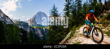 Touristisches Radfahren in Cortina d'Ampezzo, atemberaubende felsige Berge im Hintergrund. Mann beim MTB Enduro Flow Trail. Südtirol Provinz Italien, Dol Stockfoto