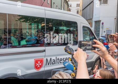 Regensburg, Deutschland. Juni 2020. Der emeritierte Papst Benedikt XVI. (L) winkt von einem Bus zu den Zuschauern vor dem Haus seines Bruders. Der ehemalige Papst Benedikt verbrachte vier Tage in seiner alten Heimat. Zweimal am Tag besuchte er seinen 96-jährigen Bruder Georg Ratzinger. Der Aufenthalt endet am Montag. Quelle: Armin Weigel/dpa/Alamy Live News Stockfoto