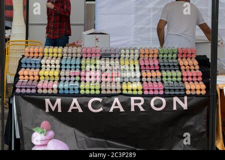 Budapest, Ungarn - 7. September 2019; Macarons zu verkaufen, verschiedene Farben und Geschmacksrichtungen in Pozsonyi Piknik Stockfoto