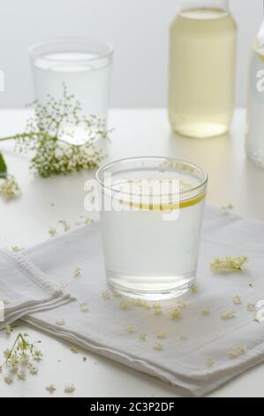 Limonade aus Erdeblumen mit Zitrone auf dem Tisch. Köstliche und erfrischende hausgemachte Kaltgetränk .Vertikale Ausrichtung. Stockfoto