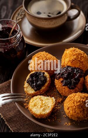 Hausgemachte Quark Bälle, ungarische süße Dessert mit Beerenmarmelade serviert. Stockfoto