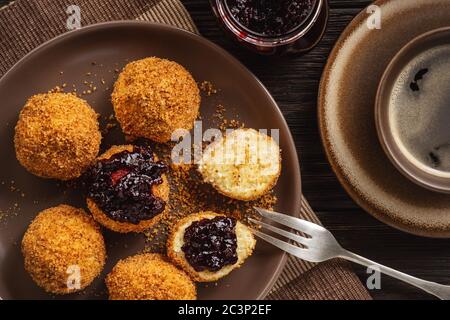 Hausgemachte Quark Bälle, ungarische süße Dessert mit Beerenmarmelade serviert. Stockfoto