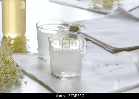 Holunderblütenlimonade und hausgemachter Sirup von Holunderblüten in einem Glas.herzlicher Sirup aus Holunderblüten fügen Geschmack und Aroma zu trinken. Stockfoto