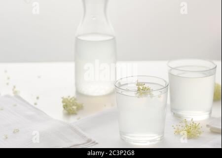 Limonade mit Holunderblüte. Erfrischender Sommercocktail im Trinkglas. Horizontale Ausrichtung. Selektiver Fokus. Stockfoto