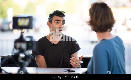 Hamburg, Deutschland. Juni 2020. Regisseur Fatih Akin spricht während eines dpa-Interviews vor der Vorführung seines Films ''Tschick'' im Drive-in-Kino auf dem Heiligengeistfeld.Quelle: Daniel Reinhardt/dpa/Alamy Live News Stockfoto