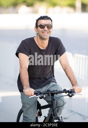 Hamburg, Deutschland. Juni 2020. Regisseur Fatih Akin kommt mit dem Fahrrad zum Einfahrkino auf dem Heiligengeistfeld zur Vorführung seines Films 'Tschick'. Quelle: Daniel Reinhardt/dpa/Alamy Live News Stockfoto