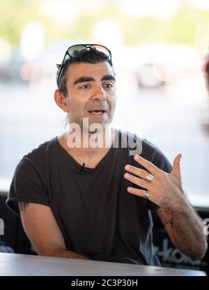 Hamburg, Deutschland. Juni 2020. Regisseur Fatih Akin spricht vor der Vorführung seines Films 'Tschick' im Drive-in-Kino auf dem Heiligengeistfeld im dpa-Interview. Quelle: Daniel Reinhardt/dpa/Alamy Live News Stockfoto