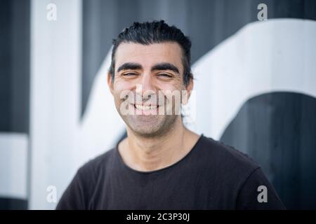 Hamburg, Deutschland. Juni 2020. Regisseur Fatih Akin wird seinen Film 'Tschick' im Drive-in-Kino auf dem Heiligengeistfeld vorführen lassen. Quelle: Daniel Reinhardt/dpa/Alamy Live News Stockfoto