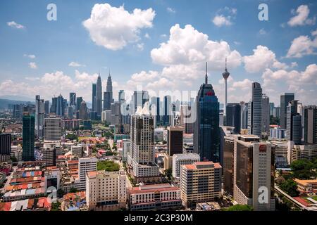 Luftaufnahme der Stadtlandschaft von Kuala Lumpur, einschließlich des nationalen Wahrzeichen Petronas Twin Towers an einem sonnigen Tag in Kuala Lumpur, Malaysia. Stockfoto