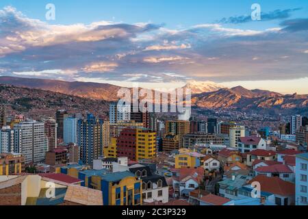 La Paz Stadtbild einschließlich Illimani Berg und Wohngebäude bei Sonnenuntergang in Bolivien, Südamerika. Stockfoto