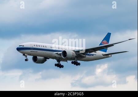 Die chinesische Southern Cargo-Fluggesellschaft Boeing 777 ist auf dem Landepflug am Flughafen Frankfurt in Deutschland Stockfoto