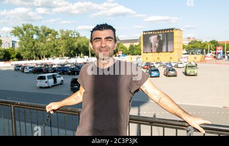 Hamburg, Deutschland. Juni 2020. Regisseur Fatih Akin wird seinen Film 'Tschick' im Drive-in-Kino auf dem Heiligengeistfeld vorführen lassen. Quelle: Daniel Reinhardt/dpa/Alamy Live News Stockfoto