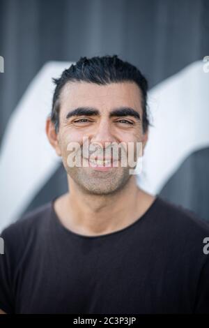 Hamburg, Deutschland. Juni 2020. Regisseur Fatih Akin wird seinen Film Tschick im Drive-in-Kino auf dem Heiligengeistfeld vorführen lassen. Quelle: Daniel Reinhardt/dpa/Alamy Live News Stockfoto