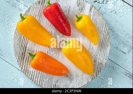 Frische Mini-Paprika auf Holzbrett Stockfoto