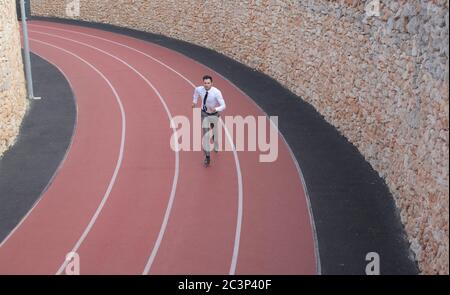 Ansicht eines Mannes, der ein Hemd und Krawatte trägt Laufen im Lauffeld Stockfoto