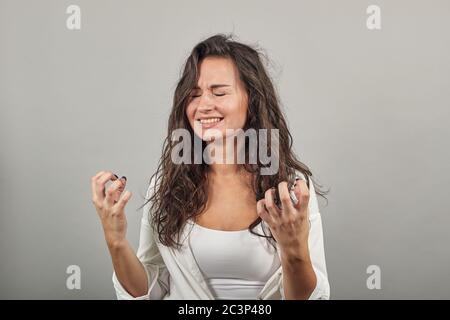 Finger Klaue Geste, sieht wütend Hand, schreien, quietscht Hände in Fäusten Stockfoto