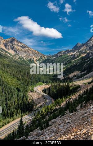 kurvenreiche Straße in die Berge Stockfoto