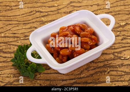 Gebackene Niere mit Tomatensoße in der Schüssel Stockfoto