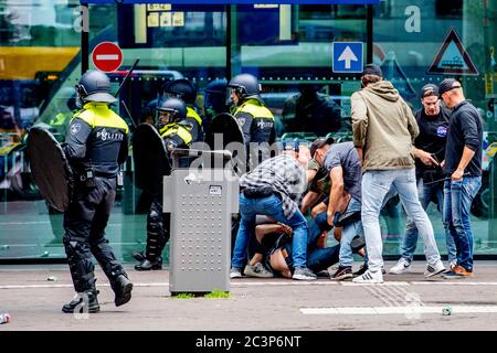 Polizisten in Zivil verhaften einen Protestierenden während der Demonstration.zunächst verboten wegen einer übermäßigen Anzahl von interessierten Menschen, aber schließlich erlaubt auf eine kurze Versammlung. Demonstranten zeigen ihre Einwände gegen die Sicherheitsmaßnahmen des Coronavirus am Veranstaltungsort von Malieveld. Stockfoto