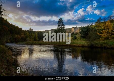 Neidpath Castle oberhalb des Flusses Tweed bei Peebles in der schottischen Grenze Stockfoto