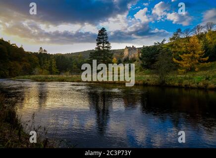 Neidpath Castle oberhalb des Flusses Tweed bei Peebles in der schottischen Grenze Stockfoto