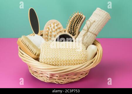 Zubehör zum Schwimmen auf einem rosa und türkisfarbenen Hintergrund. Stockfoto