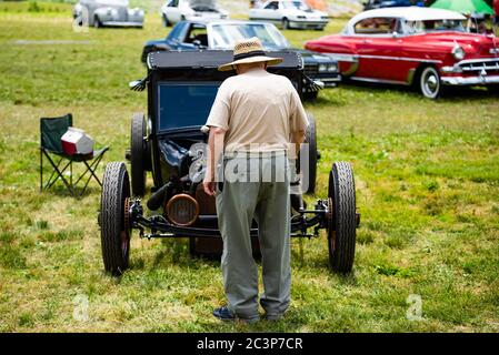 Medien, PA/USA. Rund hundert Oldtimer und antike Fahrzeuge wurden für die Linvilla Orchards Antique Car Show ausgestellt, mit Fahrzeugen, die vom Historical Car Cub of Pennsylvania beurteilt wurden. Juni 21 2020. Quelle: Christopher Evens Stockfoto