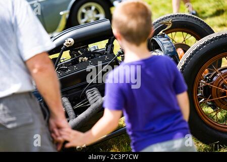 Medien, PA/USA. Rund hundert Oldtimer und antike Fahrzeuge wurden für die Linvilla Orchards Antique Car Show ausgestellt, mit Fahrzeugen, die vom Historical Car Cub of Pennsylvania beurteilt wurden. Juni 21 2020. Quelle: Christopher Evens Stockfoto