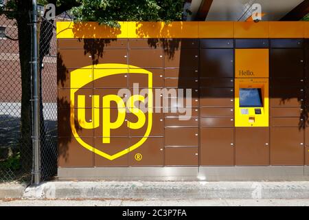 Ein an der Bordwand liegertes UPS Access Point Paketfach in Brooklyn, New York, für die sichere, automatisierte und kontaktlose Zustellung von Paketen. Stockfoto