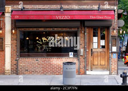 Vezzo Thin Crust Pizza, 178 Lexington Ave, New York, NYC Foto von einem Pizza-Restaurant im Murray Hill-Viertel von Manhattan. Stockfoto