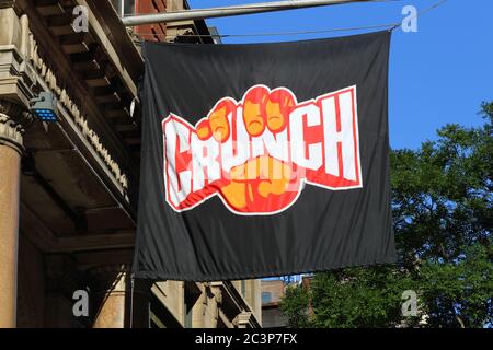 Eine Flagge mit dem Crunch Fitness Gym Logo an ihrem Standort in Chelsea in New York Stockfoto