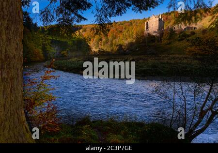 Neidpath Castle oberhalb des Flusses Tweed bei Peebles in der schottischen Grenze Stockfoto