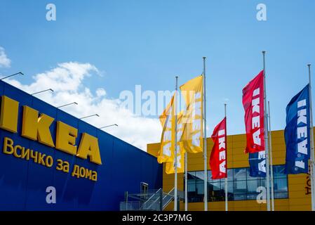 IKEA-Zeichen und Markenlogo in kyrillischer Schrift in der Filiale Sofia Bulgarien, Osteuropa, Balkan, EU Stockfoto