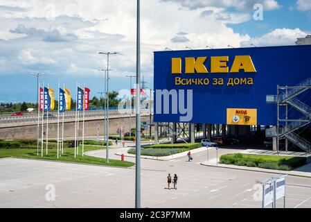 IKEA Store leerer Parkplatz oder Parkplatz in Sofia Bulgarien, Osteuropa, Balkan, EU ab 2020 Stockfoto