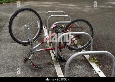 Ein verlassene Biicycle, das an einem Fahrradträger verschlossen ist, sitzt auf dem Campus der University of Victoria (UVic) in Victoria, British Coumbia, Kanada auf Vanco Stockfoto