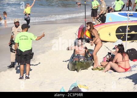 Rio De Janeiro, Rio de Janeiro, Brasilien. Juni 2020. (INT) Bewegung am Copacabana Strand. 21. Juni 2020, Rio de Janeiro, Brasilien: Intensive Bewegung der Menschen am Strand von Copacabana, Rio de Janeiro, auch mit der Empfehlung der sozialen Isolation.Credit : Fausto Maia/Thenews2 Credit: Fausto Maia/TheNEWS2/ZUMA Wire/Alamy Live News Stockfoto