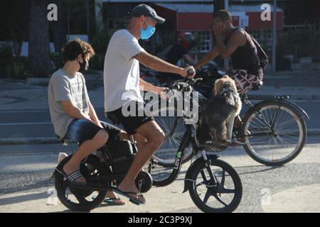 Rio De Janeiro, Rio de Janeiro, Brasilien. Juni 2020. (INT) Bewegung am Copacabana Strand. 21. Juni 2020, Rio de Janeiro, Brasilien: Intensive Bewegung der Menschen am Strand von Copacabana, Rio de Janeiro, auch mit der Empfehlung der sozialen Isolation.Credit : Fausto Maia/Thenews2 Credit: Fausto Maia/TheNEWS2/ZUMA Wire/Alamy Live News Stockfoto