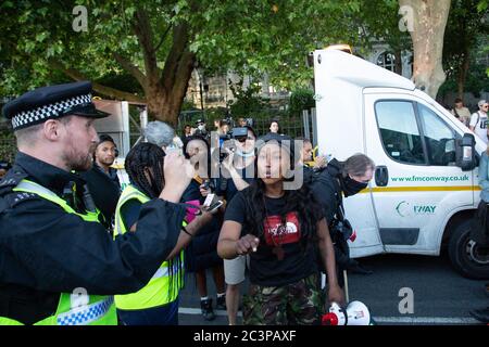 London Großbritannien 21 Juni 2020 Menschen umgeben das Fahrzeug Mann verwendet, um Black Lives Matter Demonstranten in Westminster fahren. Eine Person wurde verletzt. Er wurde in der Nähe der Szene verharrend, nachdem er von der Polizei gestoppt wurde. Kredit: Thabo Jaiyesimi/Alamy Live Nachrichten Stockfoto