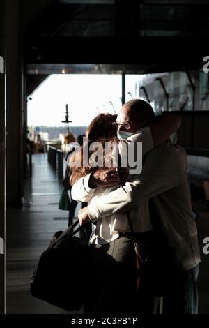 Madrid, Spanien. Juni 2020. Madrid, Spanien; 21/06/2020.- Hugs, Küsse und Freude ist Teil des Empfangs der ersten Reisenden am Flughafen Madrid. Spanien hat am Sonntag, dem ersten Tag nach Ende des Alarmzustands, 100 Flüge aus dem Schengen-Raum erhalten. Der Flughafen Madrid Barajas Adolfo Suárez hat am Sonntag 40 Flüge mit Passagieren durchgeführt. Quelle: Juan Carlos Rojas/Picture Alliance/dpa/Alamy Live News Stockfoto