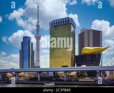 tokio, japan - april 04 2020: Japan höchster Turm Tokyo Skytree und berühmte goldene Flamme Skulptur des Asahi Beer Headquarter Building und Sumida ward O Stockfoto