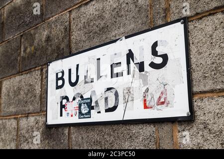 Nahaufnahme des Bullens Road-Schildes in Liverpool, das zu den Drehkreuzen des FC Everton führt, gesehen im Juni 2020. Stockfoto