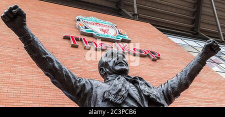 Bill Shankly Statue im Anfield Stadion in Liverpool (England) gesehen im Juni 2020. Stockfoto