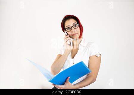 Nahaufnahme einer rothaarigen Frau, die per Telefon und nimmt Einen Ordner halten Stockfoto