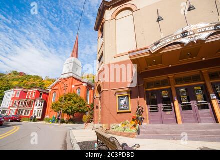 Jim Thorpe USA - Oktober 21 2014; Theater und Kirche auf der Straße durch kleine Touristenstadt in Pennsylvania. Stockfoto