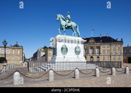 Das Reiterstandbild von König Friedrich V. von Dänemark (Rytterstatuen af Frederik V) im Zentrum von Schloss Amalienborg Square, Kopenhagen Stockfoto