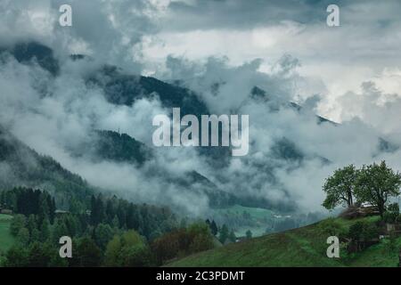 Nebliger Morgen im italienischen Alpental Val di Funes. Dolomiti, Südtirol, Italien, Europa Stockfoto