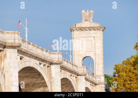 Wilkes-Barre Market Street Bridge Betonturm und Bögen, Pennsylvania, USA Stockfoto